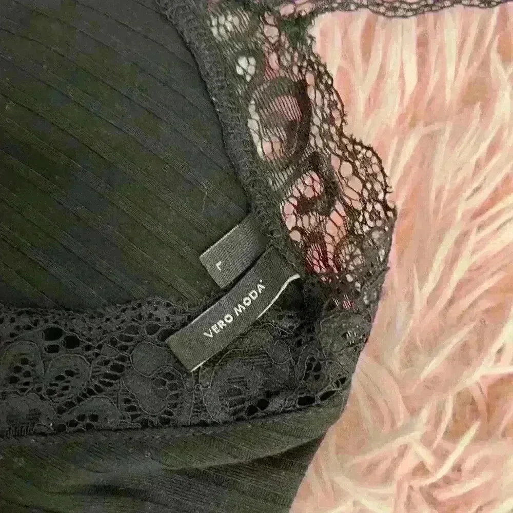 Lace neckline stretchy bodysuit - Picture 3 of 3